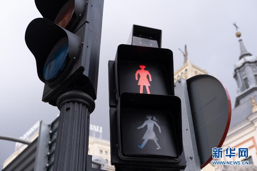 号召性别平等！西班牙马德里：信号灯“穿裙装”