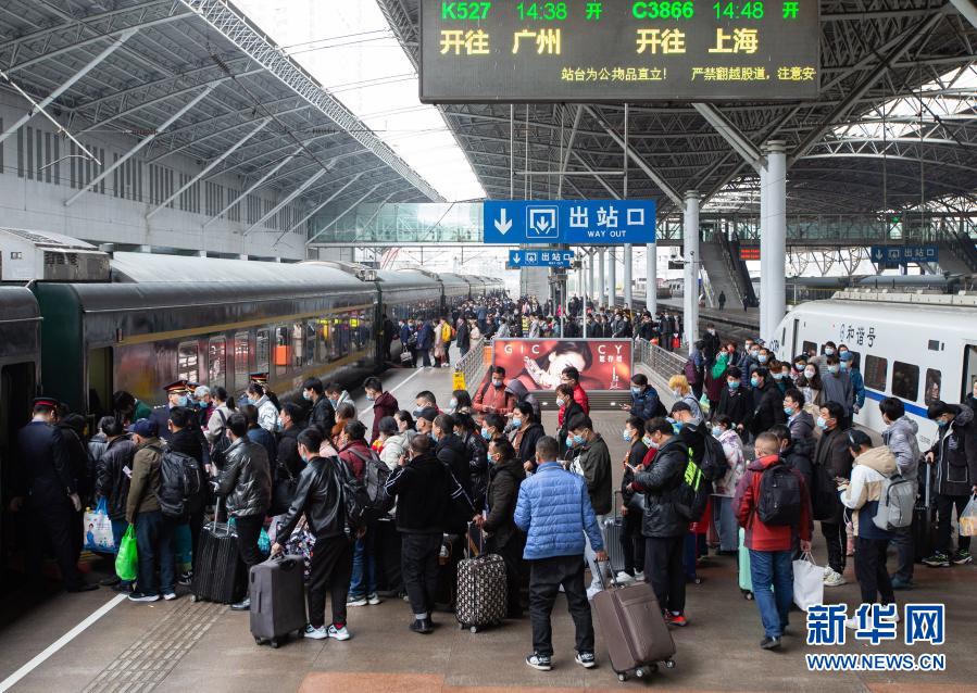 2021年全国春运收官 同比下降约四成