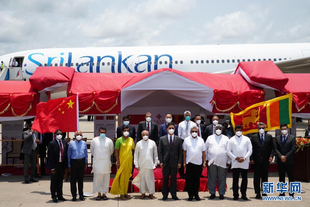 斯里兰卡总统迎接首批中国援斯新冠疫苗