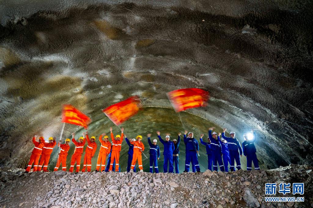 好消息！郑万高铁高家坪隧道贯通