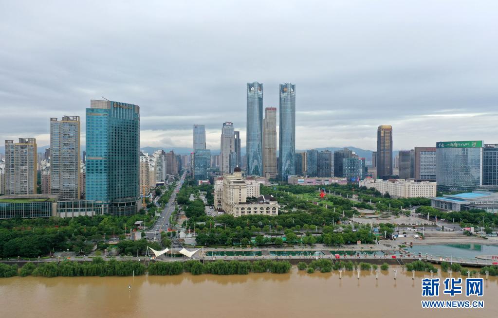 南昌遭遇暴雨天气 赣江水位上涨