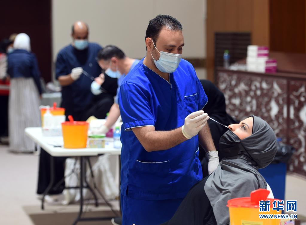 考试将近 科威特为高中毕业考生进行核酸检测