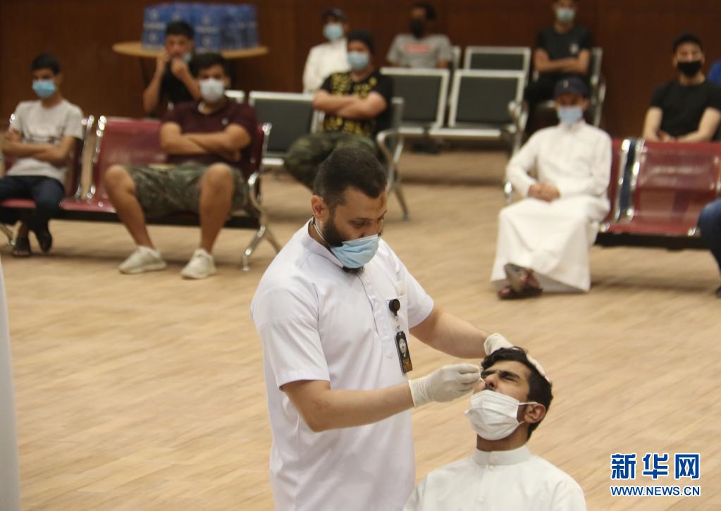 考试将近 科威特为高中毕业考生进行核酸检测