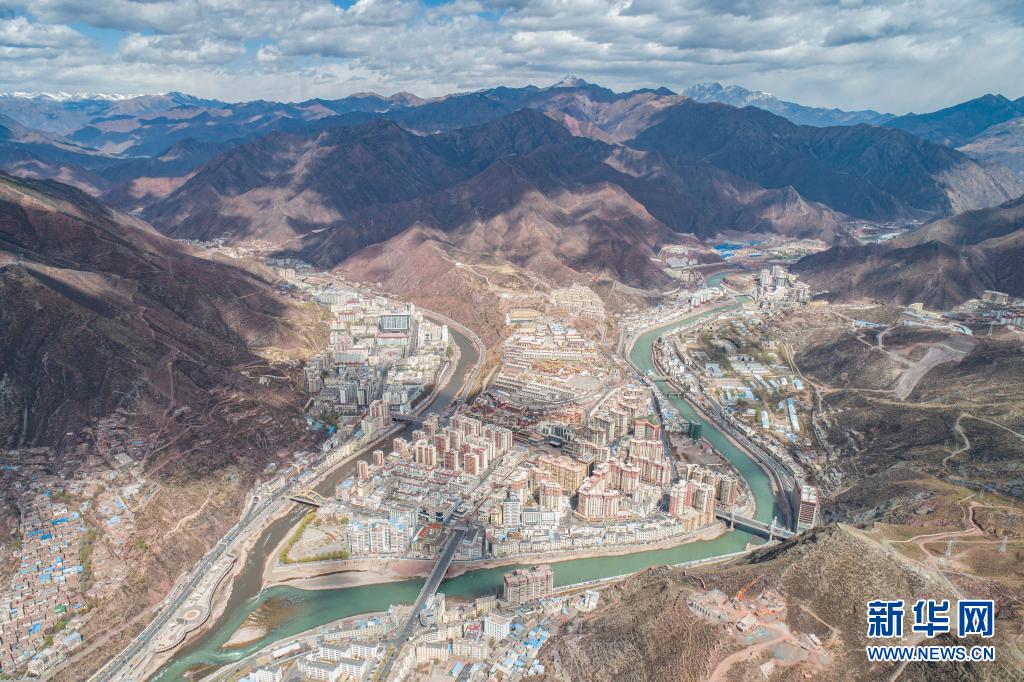 “世界屋脊”新生活：川藏公路托起一批现代化城镇