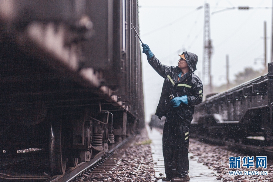 昆铁“车辆医生”风雨无阻保汛期运输安全畅通