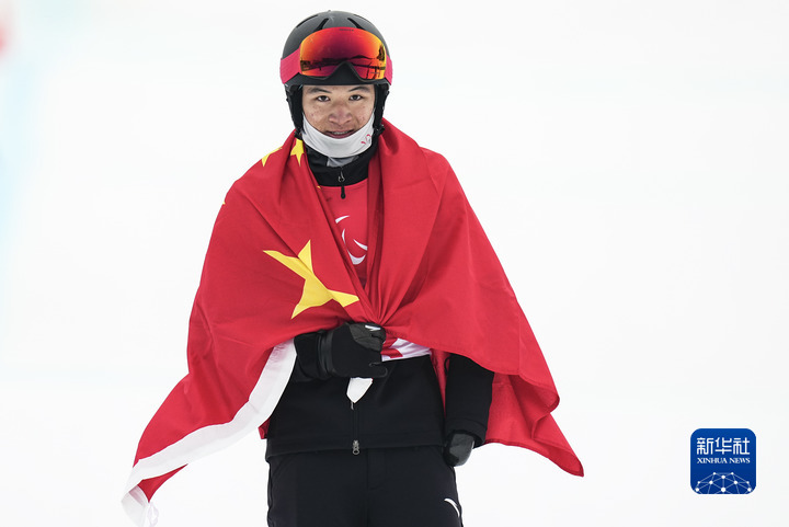 奥单板滑雪男人坡面展转（LL2级）竞赛中夺冠中国选手孙奇祝贺正在北京2022年冬残奥会残(图1)