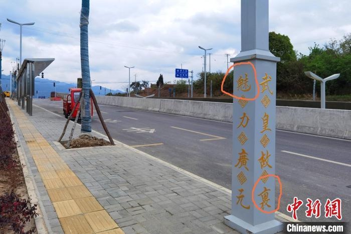 上百路灯广告有错字？相关部门：立即进行整改