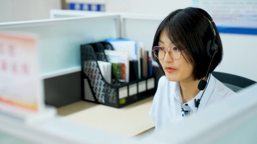 让你“听”到微笑的热线接听员