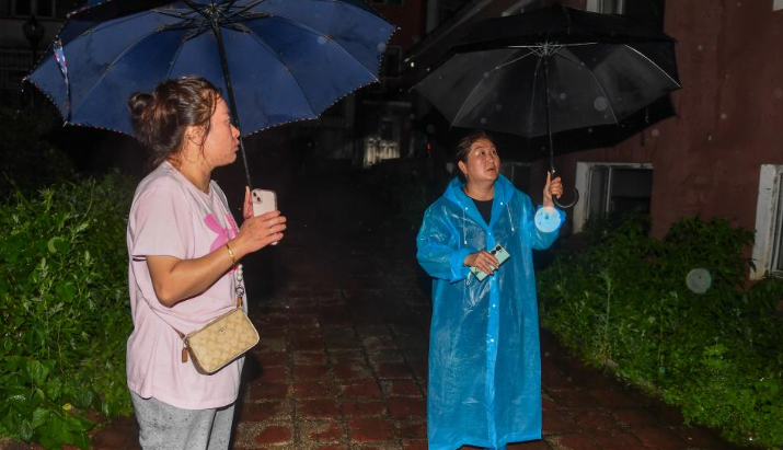 为群众撑起“安全伞”——党员干部防汛救灾一线见闻