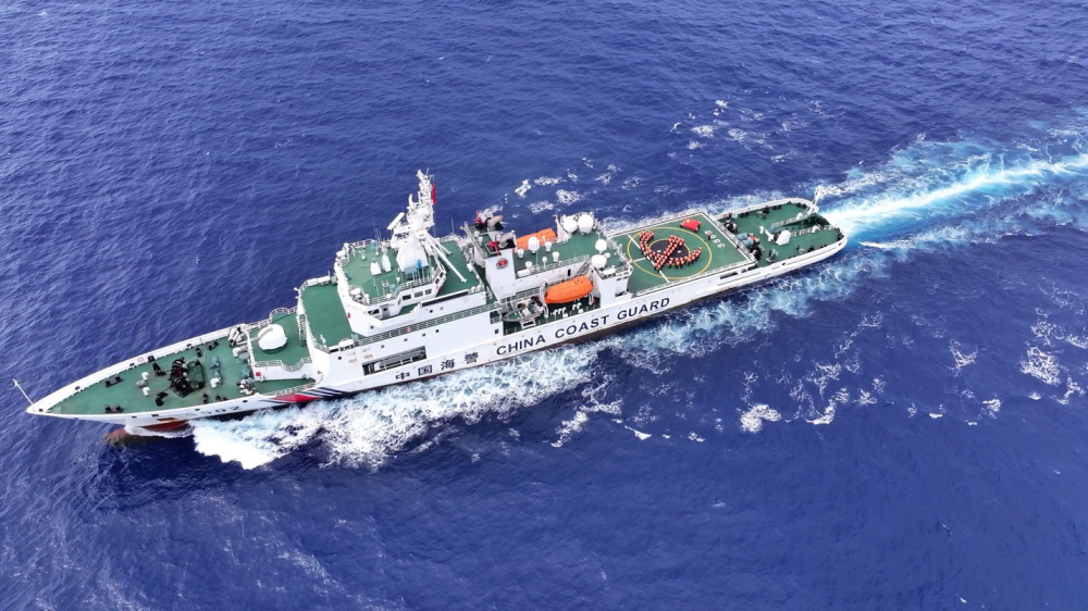 在祖国海疆“向党组织靠拢” 中国海警黄岩舰位黄岩岛海域迎来新党员