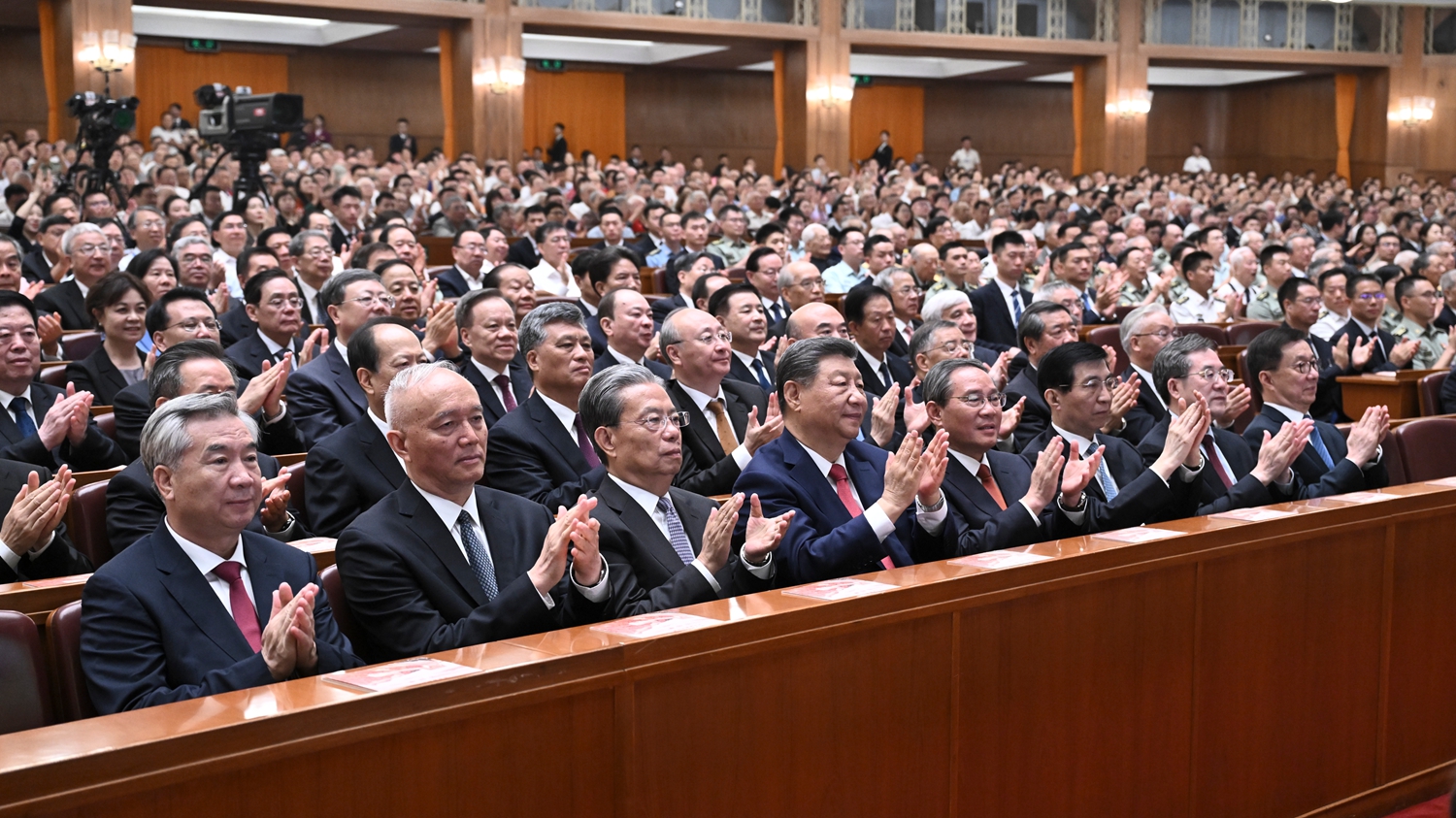 纪念中国人民抗日战争暨世界反法西斯战争胜利80周年文艺晚会《正义必胜》在京隆重举行