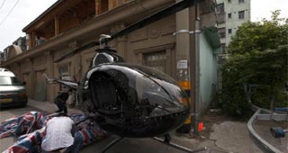 男子从国外购进6架私人直升机出售