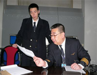 盛彪：首架撤侨包机责任机长