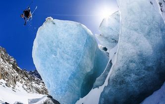 惊心动魄高难度！冒险者挑战冰壁&ldquo;滑雪&rdquo;