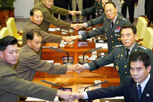 朝韩边交火边握手的背后