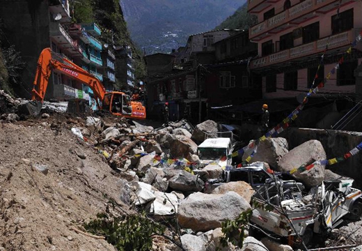 中国救援力量在尼境内开展道路抢通