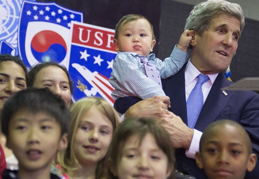 克里探访驻韩美军 与儿童合影惨遭揪耳朵
