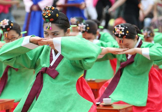 韩国女孩着传统服饰参加成人礼