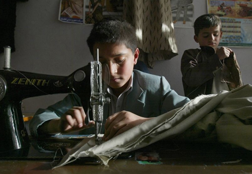 世界无童工日：渴望的眼神 脆弱的肩膀