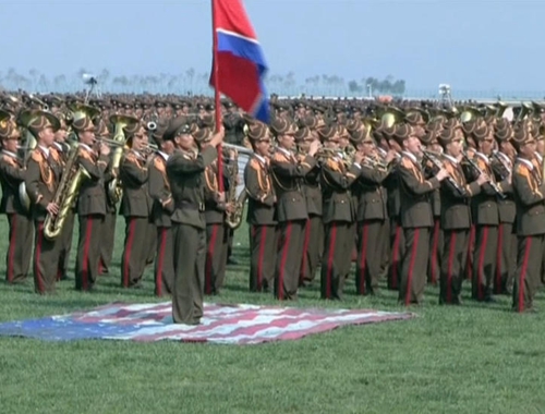 朝鲜战斗飞行技术大会士兵脚踩美国国旗（高清组图）