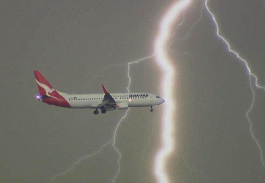 澳大利亚客机与闪电&ldquo;擦肩而过&rdquo;瞬间