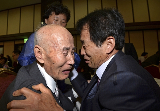 朝韩离散家属金刚山团聚 亲人重逢泪洒衣襟