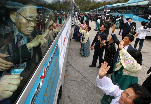 韩朝离散家属团聚活动结束 亲人离别依依不舍