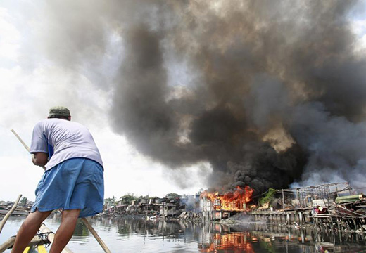 菲律宾一居民区发生火灾 至少50栋房屋被毁