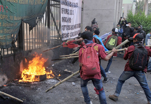 印尼大学生国会前抗议 烧毁路障场面激烈