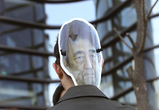 韩民众举行抗议游行 上演&ldquo;安倍下跪&rdquo;