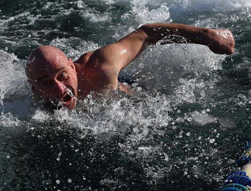 俄罗斯民众参加冬泳比赛 冰水中奋勇向前