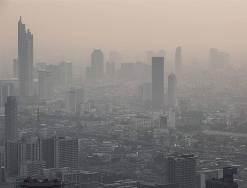 泰國曼谷霧霾持續 民眾戴口罩出行