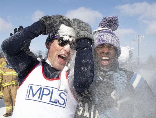 美国明尼苏达州举办雪球大战