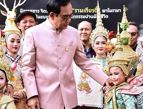 泰國大選將至 總理巴育現身手工藝博覽會與民眾互動