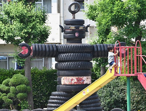 探访东京轮胎公园 8米高黑色“哥斯拉”引人注目