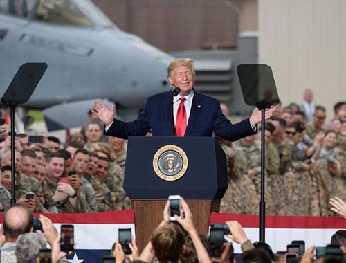 特朗普访问韩国乌山空军基地 慰问驻韩美军