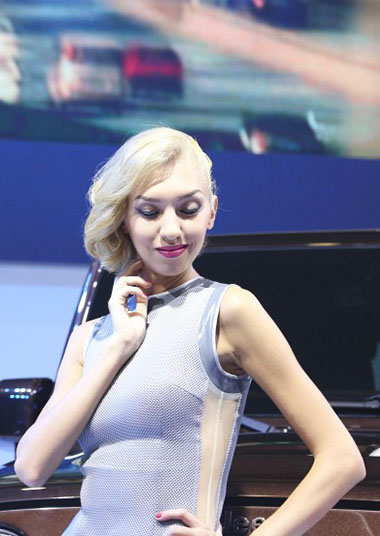 外国车模高挑冷艳