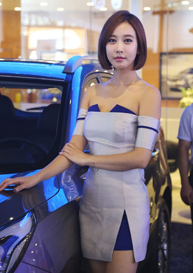 芙蓉不及美人妆