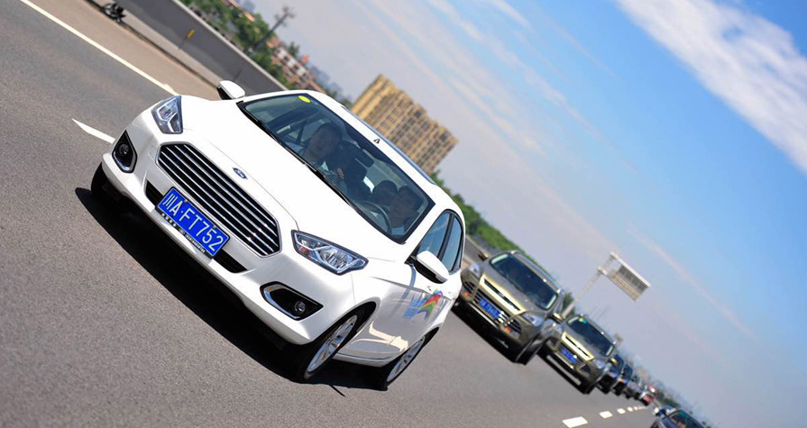 福睿斯爱心车队前往希望小学