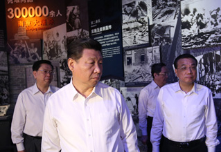 习近平等参观《伟大胜利 历史贡献》主题展览