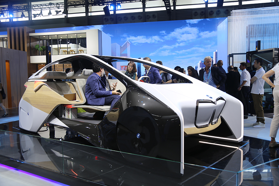宝马展台化身“未来城市”