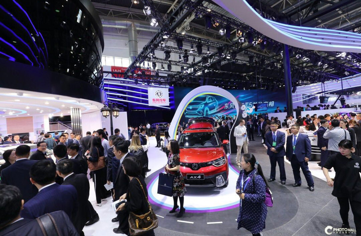 2018北京国际车展东风展台人潮如织