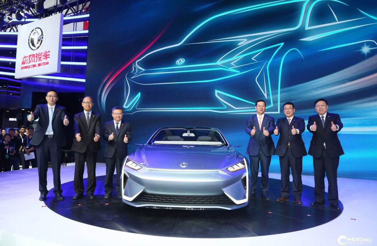 领导与东风e&pi;新能源高性能轿跑概念车合影