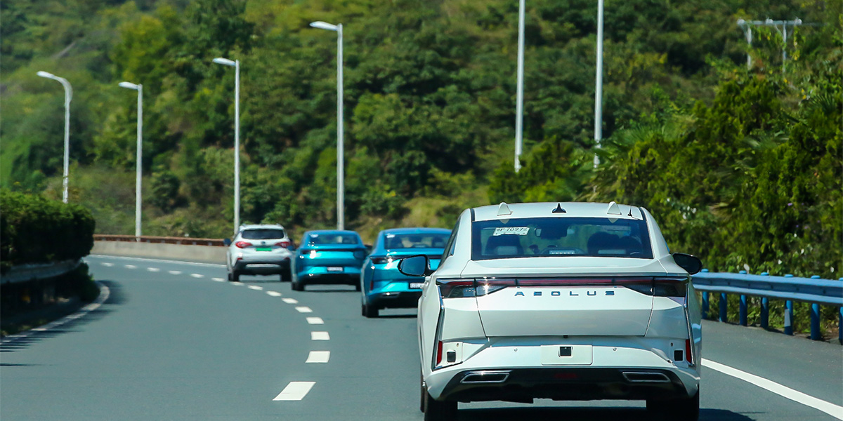 搭载L3高速公路自动驾驶辅助系统的风神奕炫行驶在路上