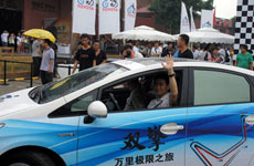 林志颖驾驶丰田HEV车出发