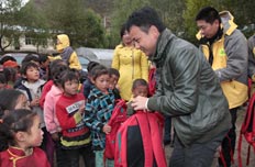 送山区孩子们崭新书包