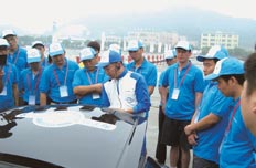 教练做安全驾驶讲解