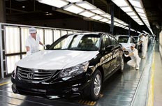 员工在总装检测线工作