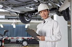 员工在做返修检测