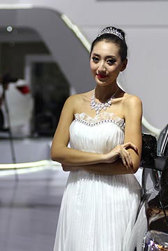 白衣美女袅娜多姿